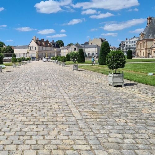 Roads towards Fontainebleau Castle