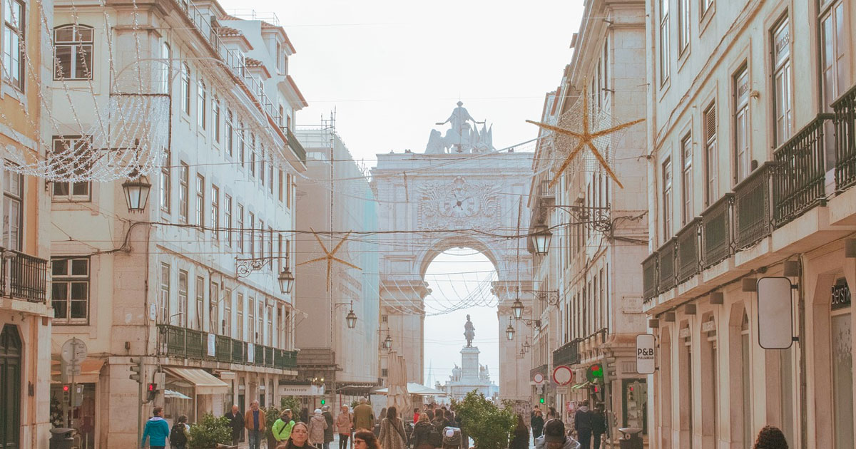Discover the old town of Lisbon Hero Visual