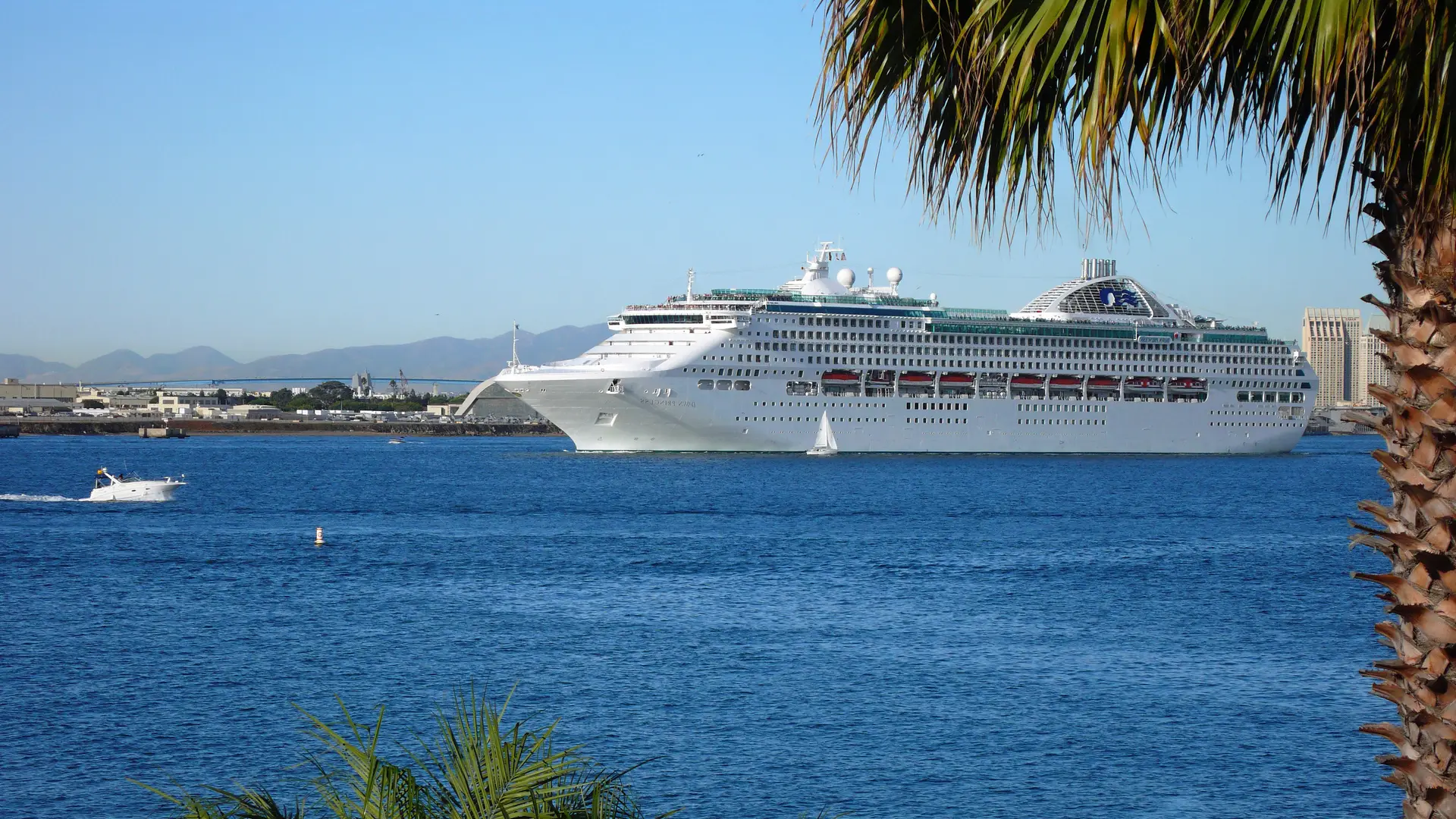 cruise-ship-in-european-port_adapted-shore-excursions