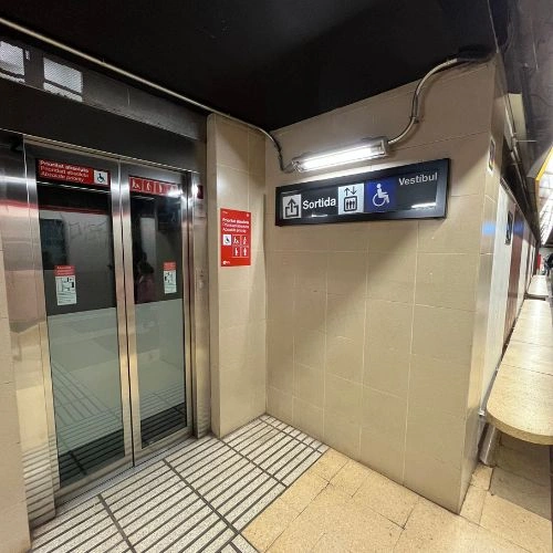Elevator Girona inside