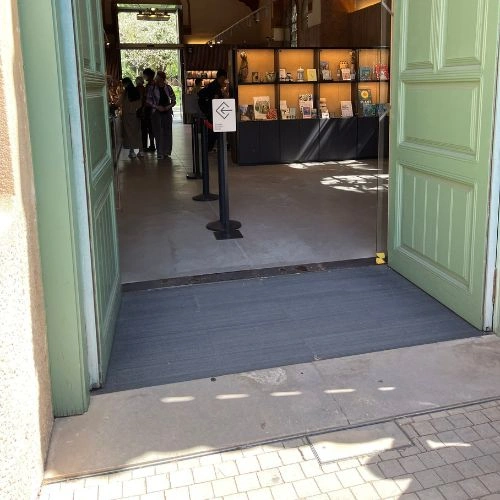 entrance doors hospital de sant pau