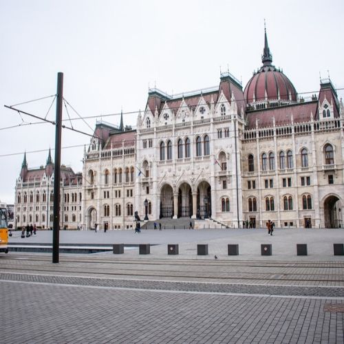 parliament budapest square