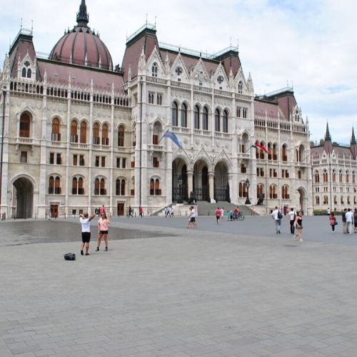parliament budapest surroundings