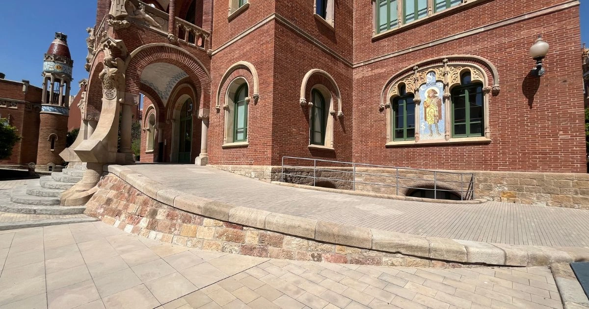 Ramp up to one of the pavilions of Hospital de Sant Pau