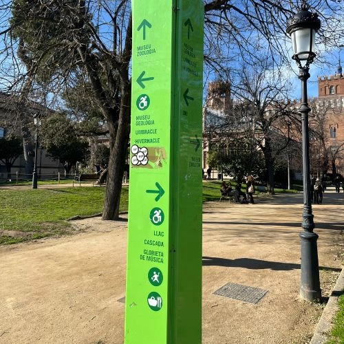 signpost indicating accessibility in Ciutadella Park