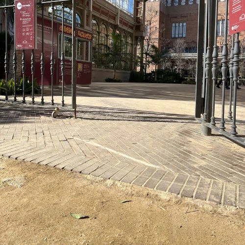 slight raise in floor level at the entrance gate of the Hivernacle