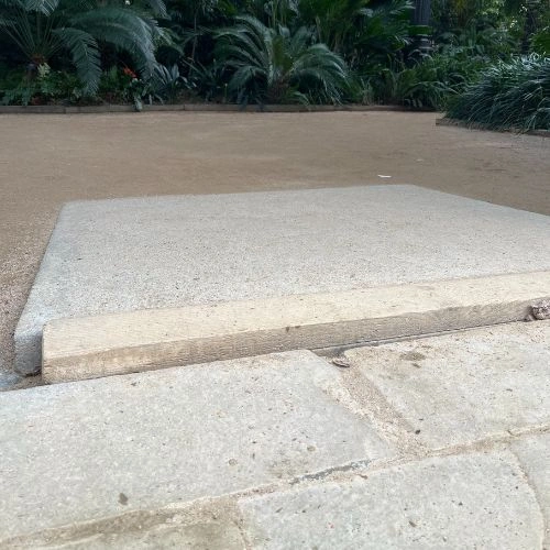 Umbracle entrance beam between ramp and door
